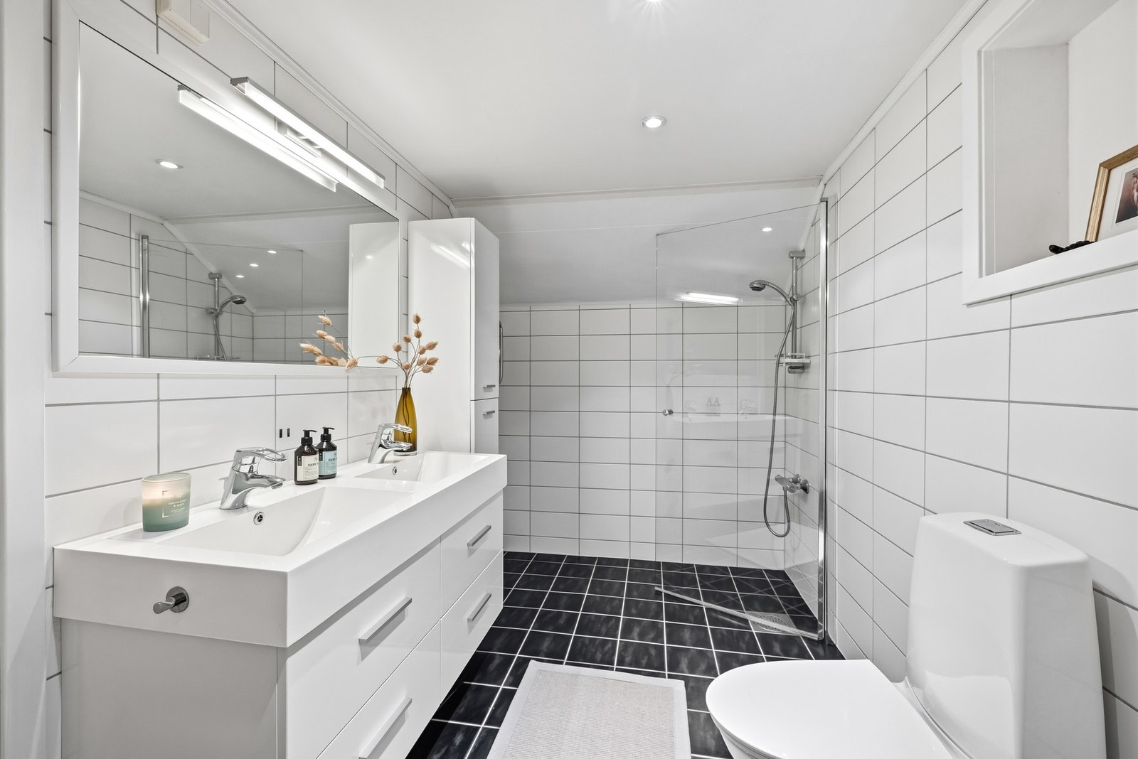 Baderom 2. etg. - Helfliset baderom med servant i baderomsinnredning, speil, wc og dusj Galleribilde