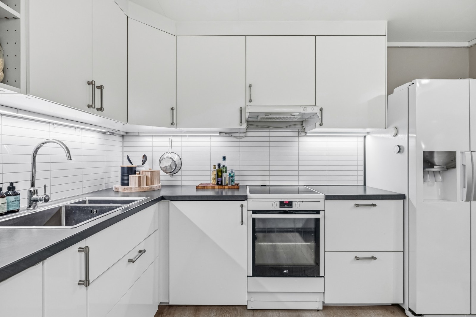 På kjøkkenet er det godt med skap til oppbevaring, og godt med arbeidsplass på benkeflatene Galleribilde