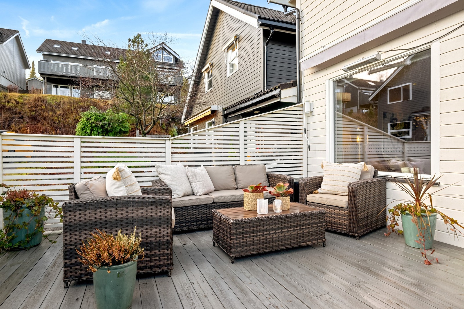 Solrik terrasse på ca. 25 kvm. ved inngangspartiet Galleribilde