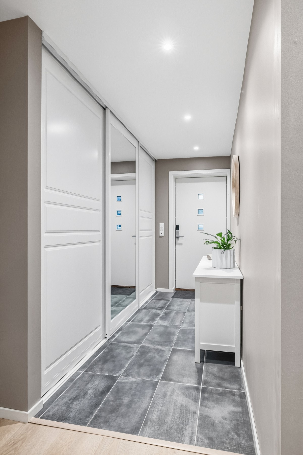 I entréen/gangen er det en romslig skyvedørsgarderobe med god plass til yttertøy og sko Galleribilde