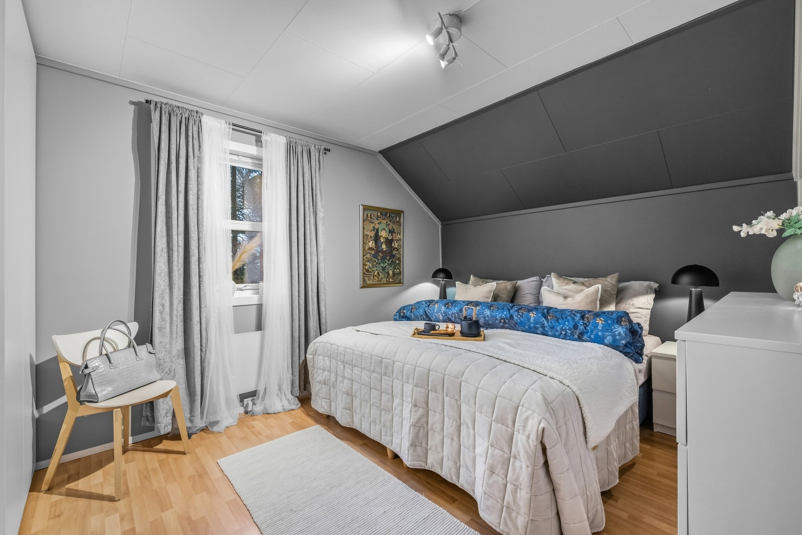 Soverom 1 - lyst og luftig. med god plass til dobbeltseng, kommode, nattbord, etc. Galleribilde