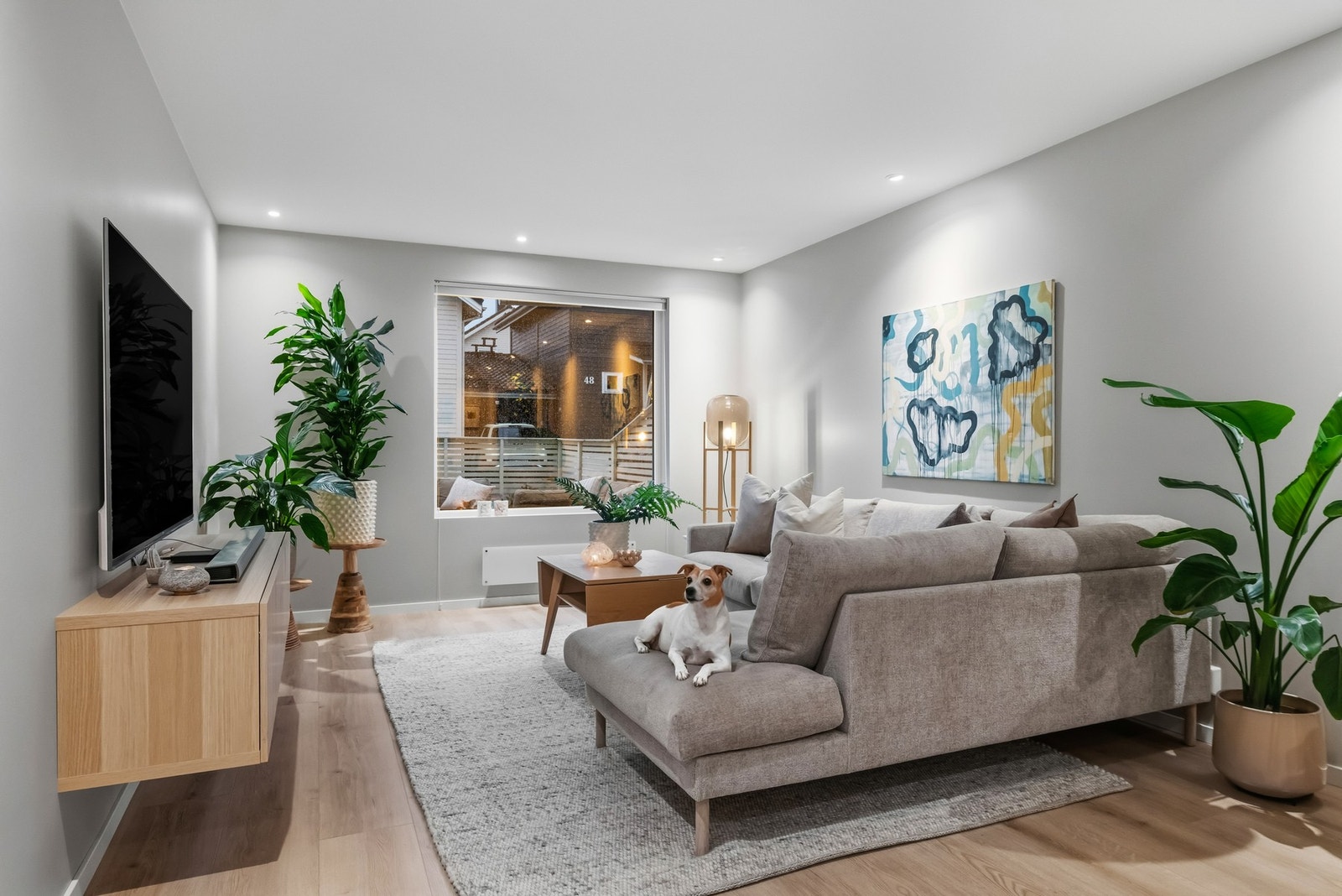 I stuen er det god plass til sofagruppe, stuebord, tv-benk, etc. Galleribilde