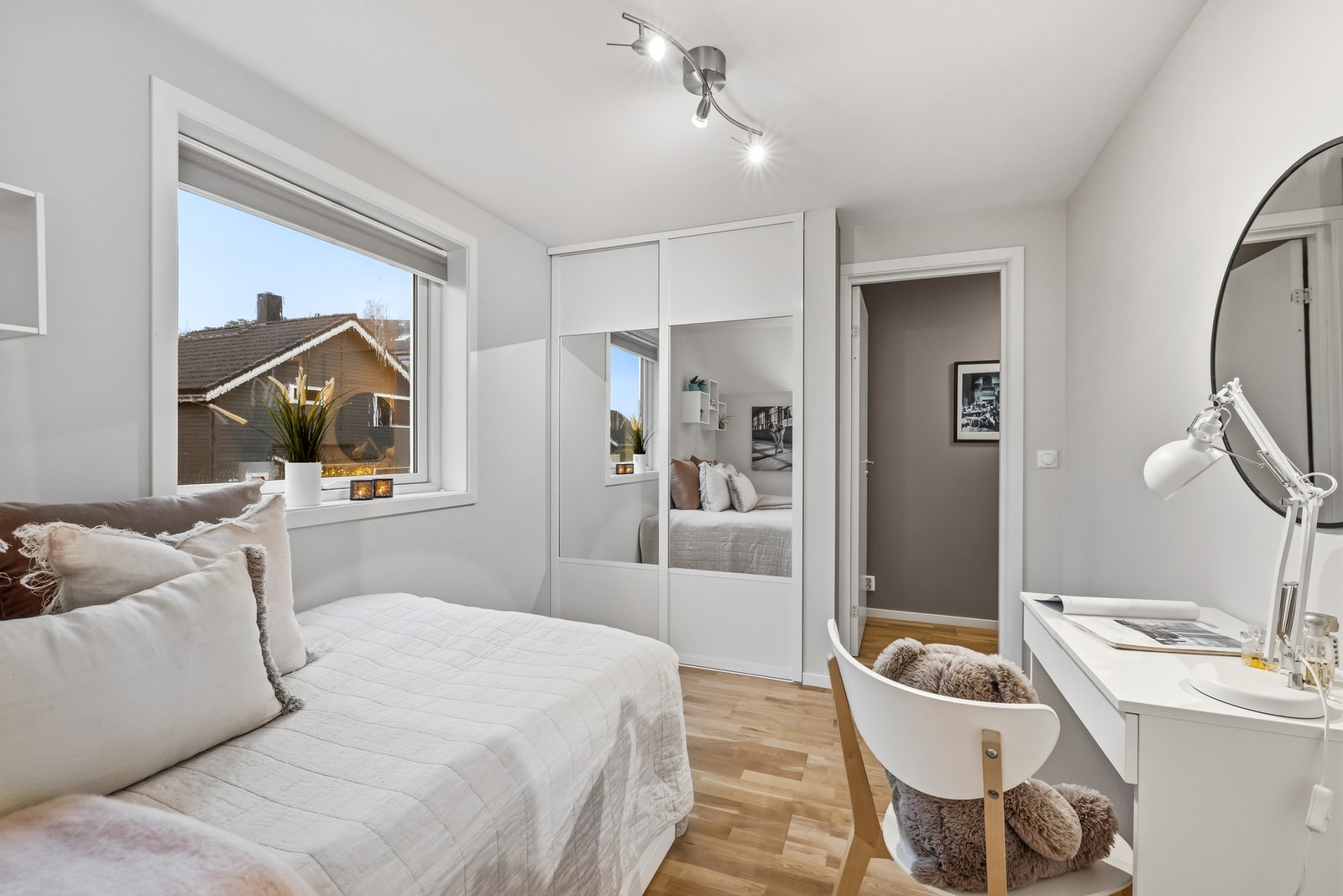 Soverom 3 - lyst og trivelig med god plass til enkeltseng, komode, skrivebord, etc. Skyvedørsgarderobe er installert Galleribilde