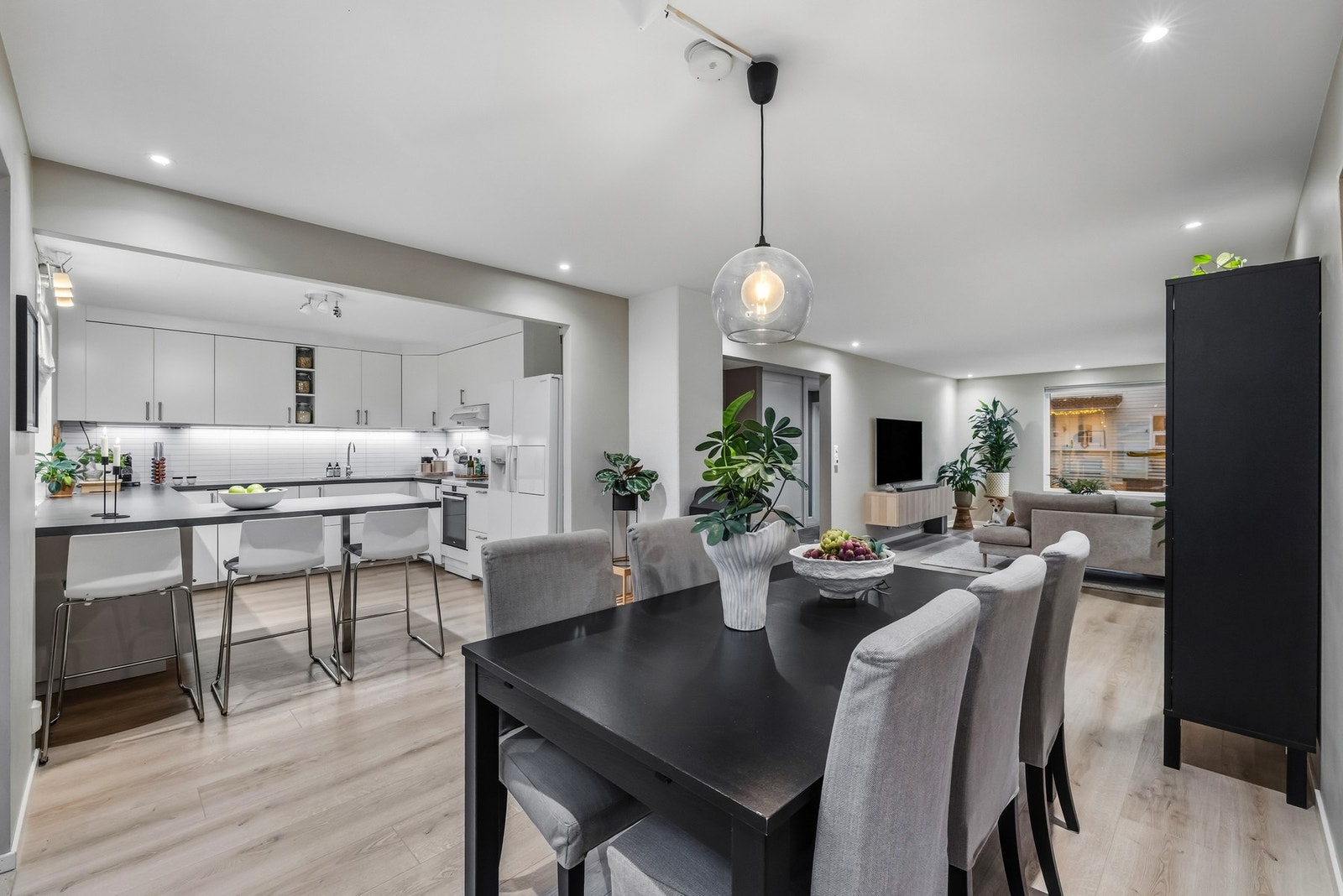 Åpen løsning mellom stue/spisestue og kjøkken Galleribilde