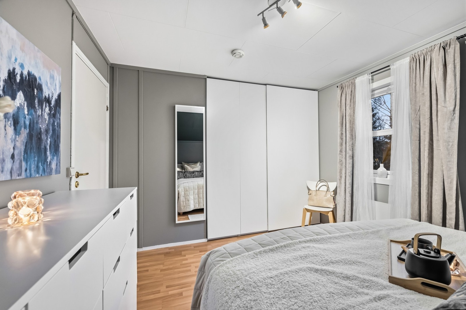 Soverom 1 har en praktisk og romslig skyvedørsgarderobe Galleribilde