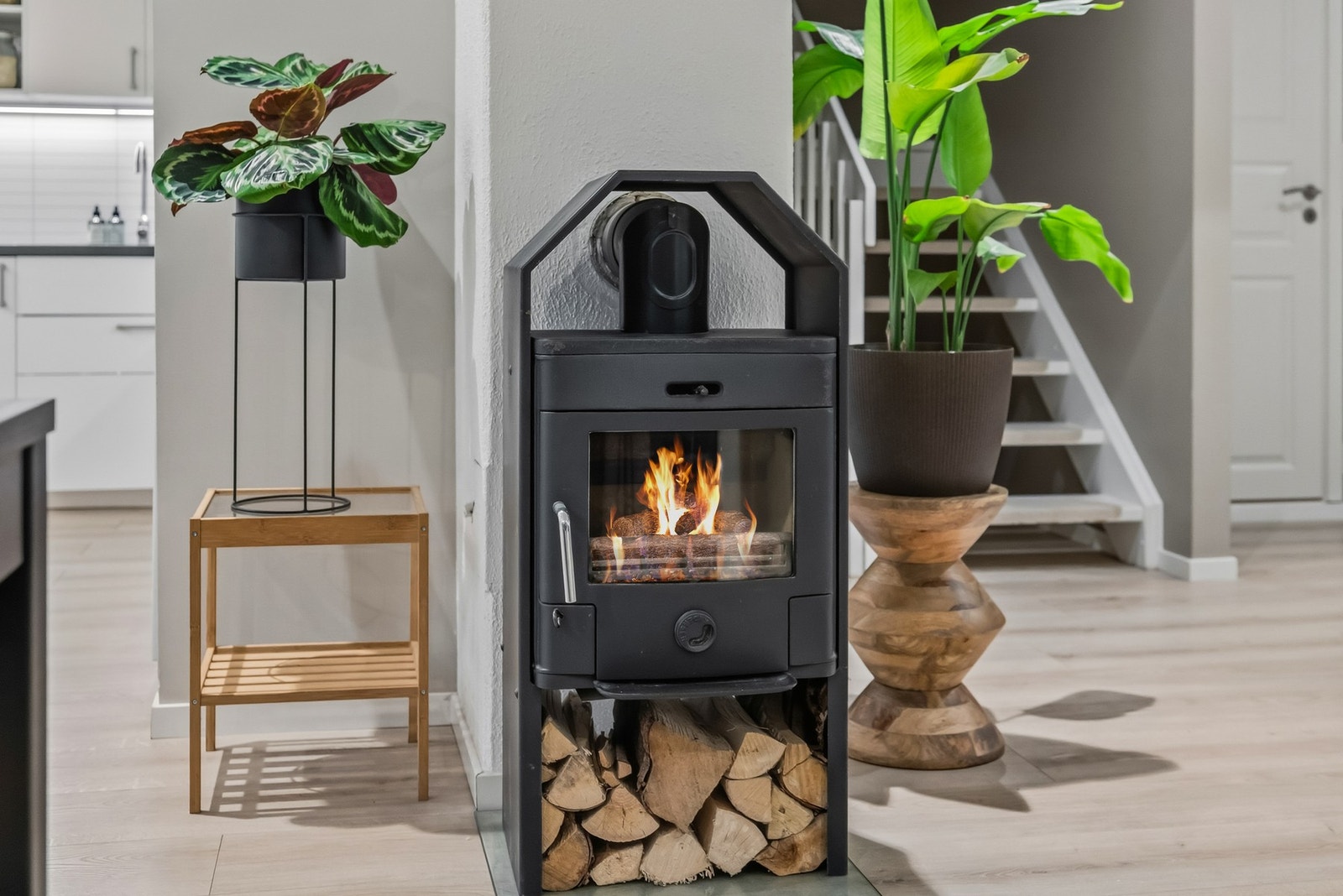 Det er installert peisovn i stuen som gir god varme i den kalde årstiden Galleribilde