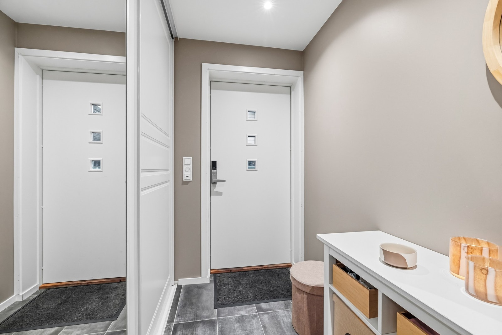 Lys og praktisk entré/gang med skyvedørsgarderobe Galleribilde