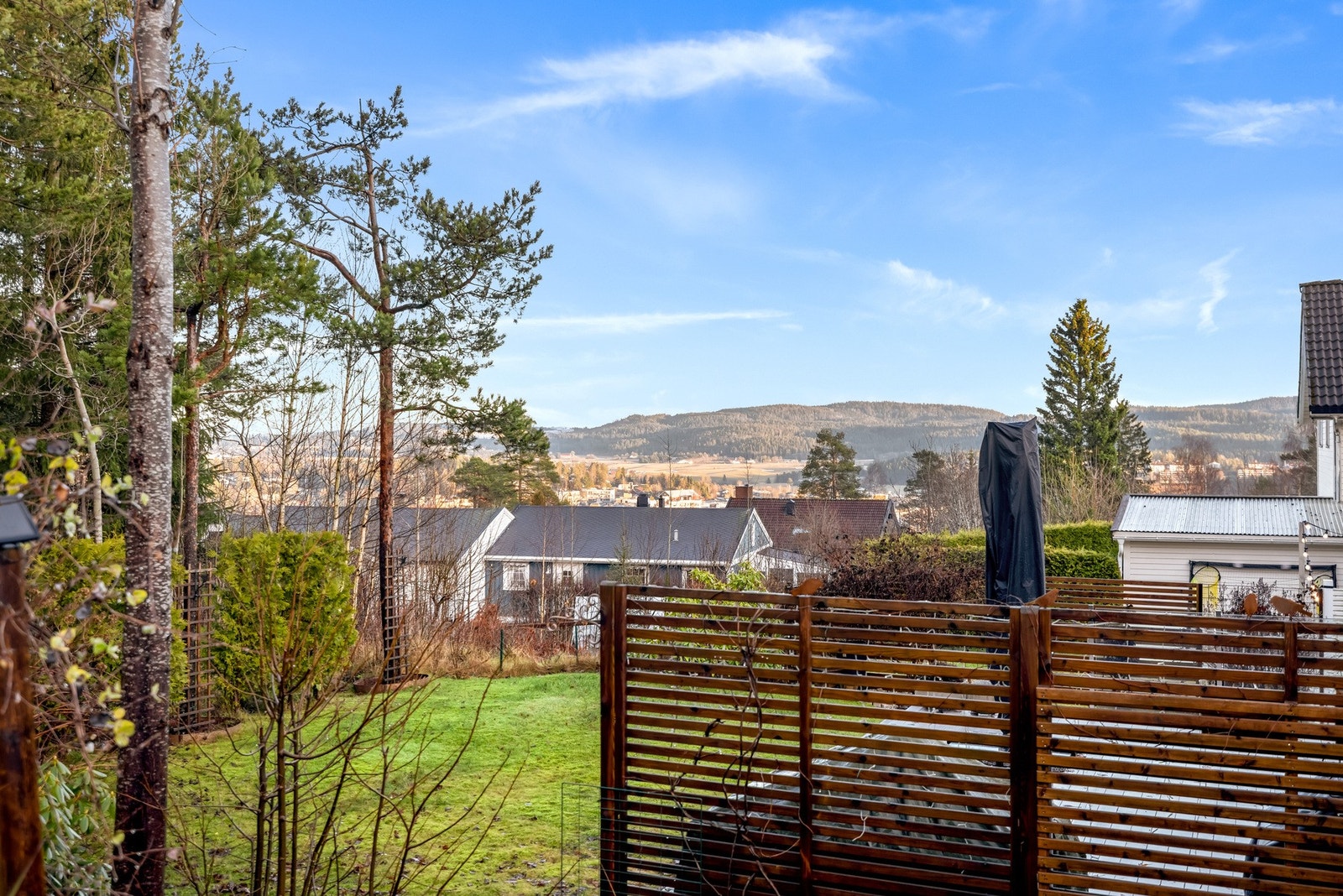 Utsikt fra hagesiden Galleribilde
