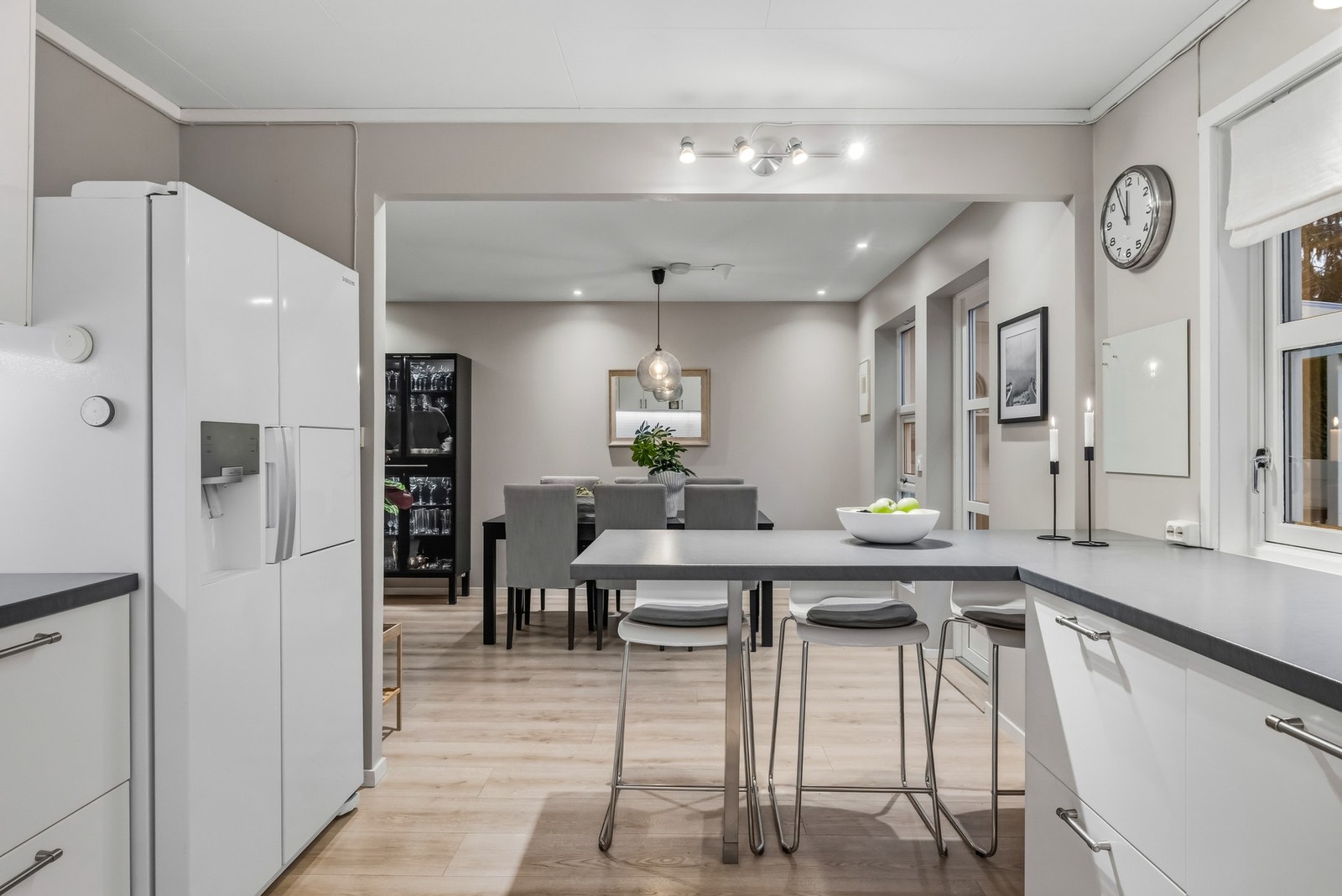 På kjøkkenet er det en praktisk "frokostbar" Galleribilde