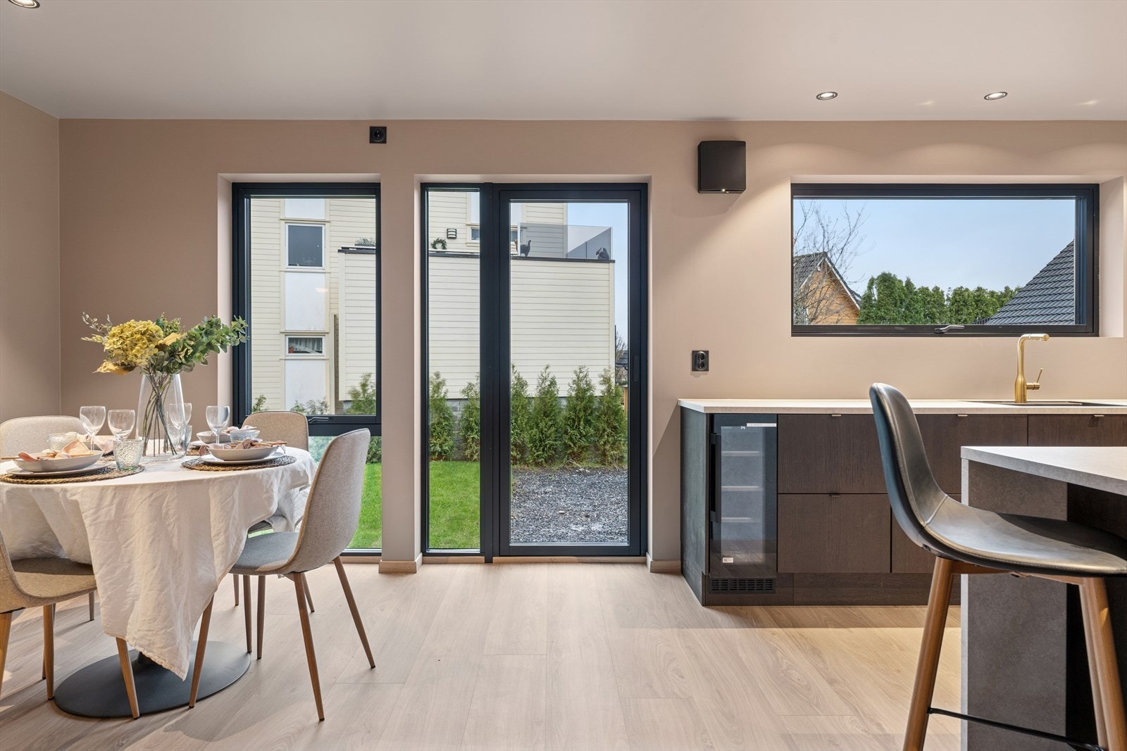 Det er dør ut til hage med gode solforhold. Galleribilde