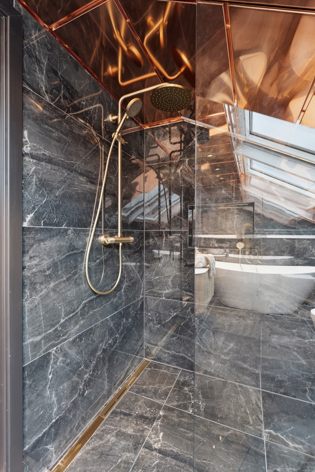 Veggene er flislagte, og taket har eksklusive paneler av kobber. Galleribilde