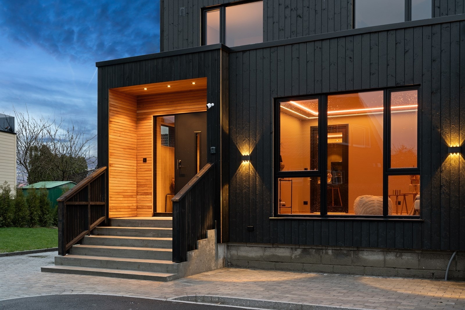 Flott adkomst med overbygget inngang og steinlagt gårdsplass. Galleribilde