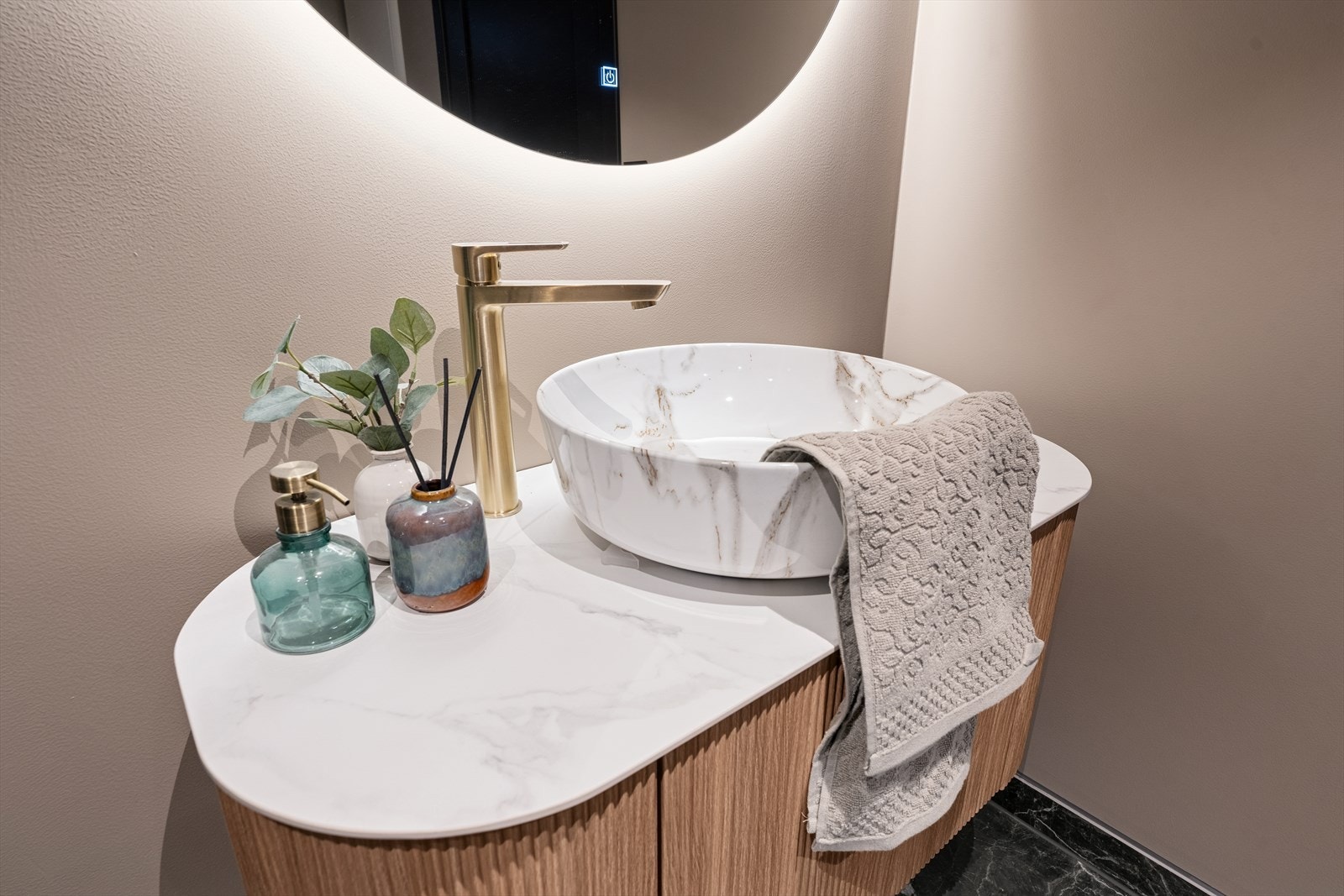 Innredningen består av en servant, veggmontert toalett og dusjhjørne med vegger, samt opplegg for vaskemaskin. Galleribilde