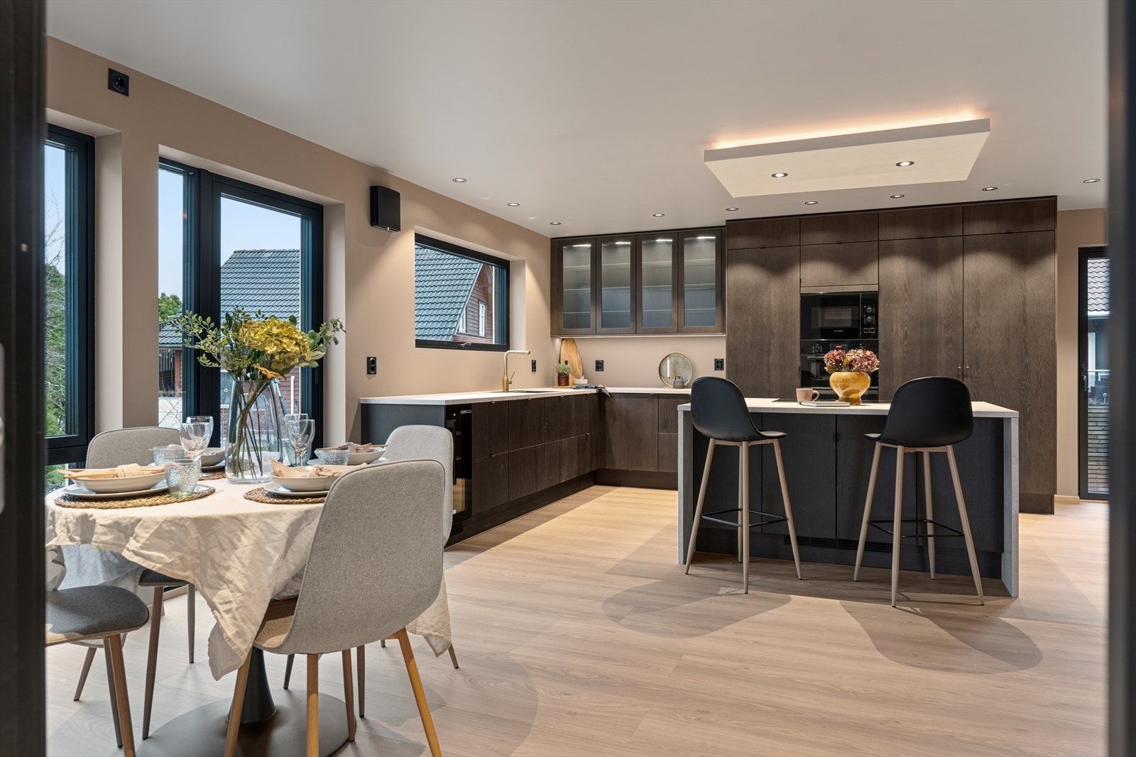 Allrommet har parkett på gulvet og lyse veggflater. Galleribilde