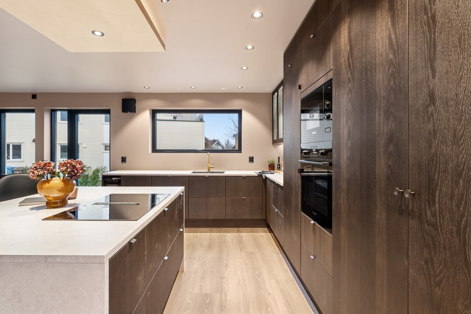 Kjøkken med en stilren og elegant design. Galleribilde