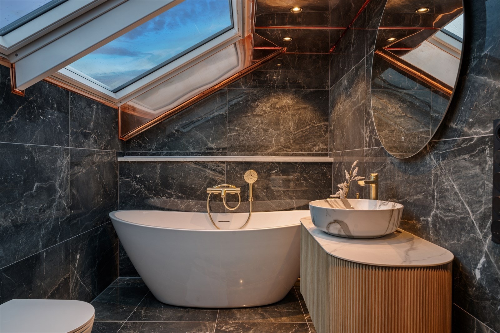 I andre etasje finner du et stilfullt bad fra 2025. Galleribilde