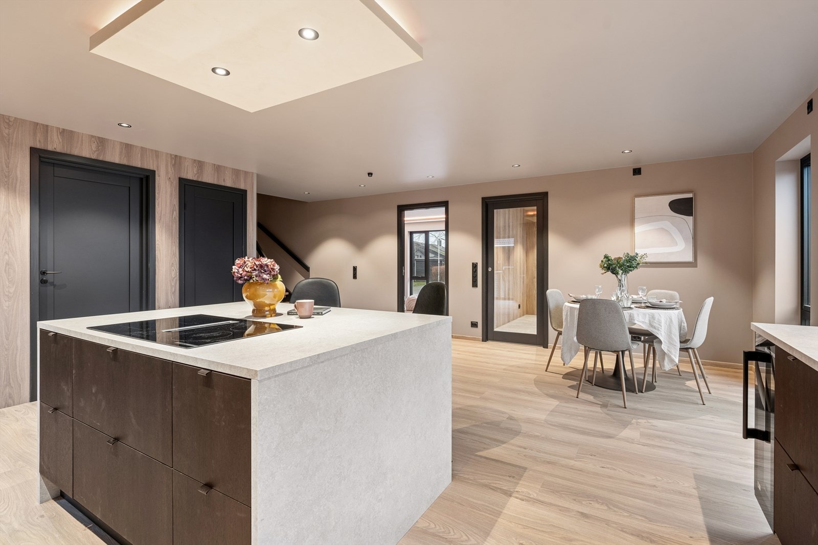 Det er en stor kjøkkenøy mellom kjøkken- og spisedelen. Galleribilde