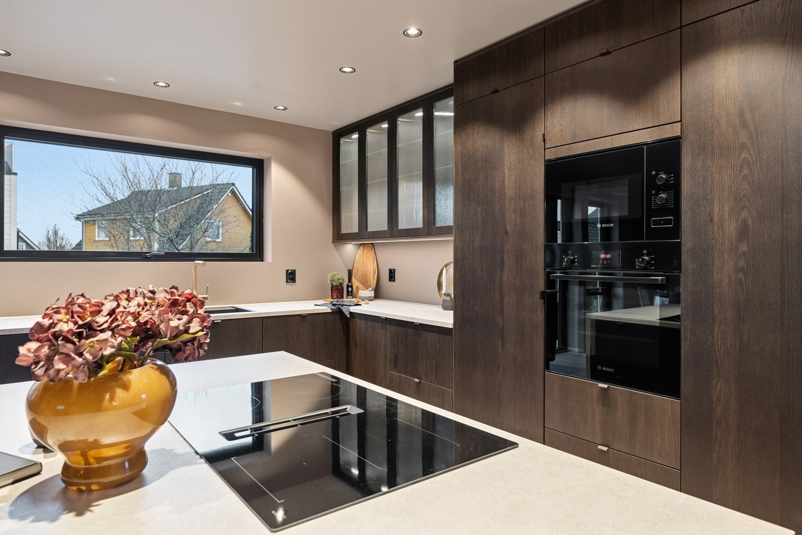 Kjøkkenet er rikelig utstyrt med integrerte hvitevarer som kjøleskap, fryseskap, oppvaskmaskin, platetopp med integrert avtrekk, vinskap, mikrobølgeovn og stekeovn. Galleribilde