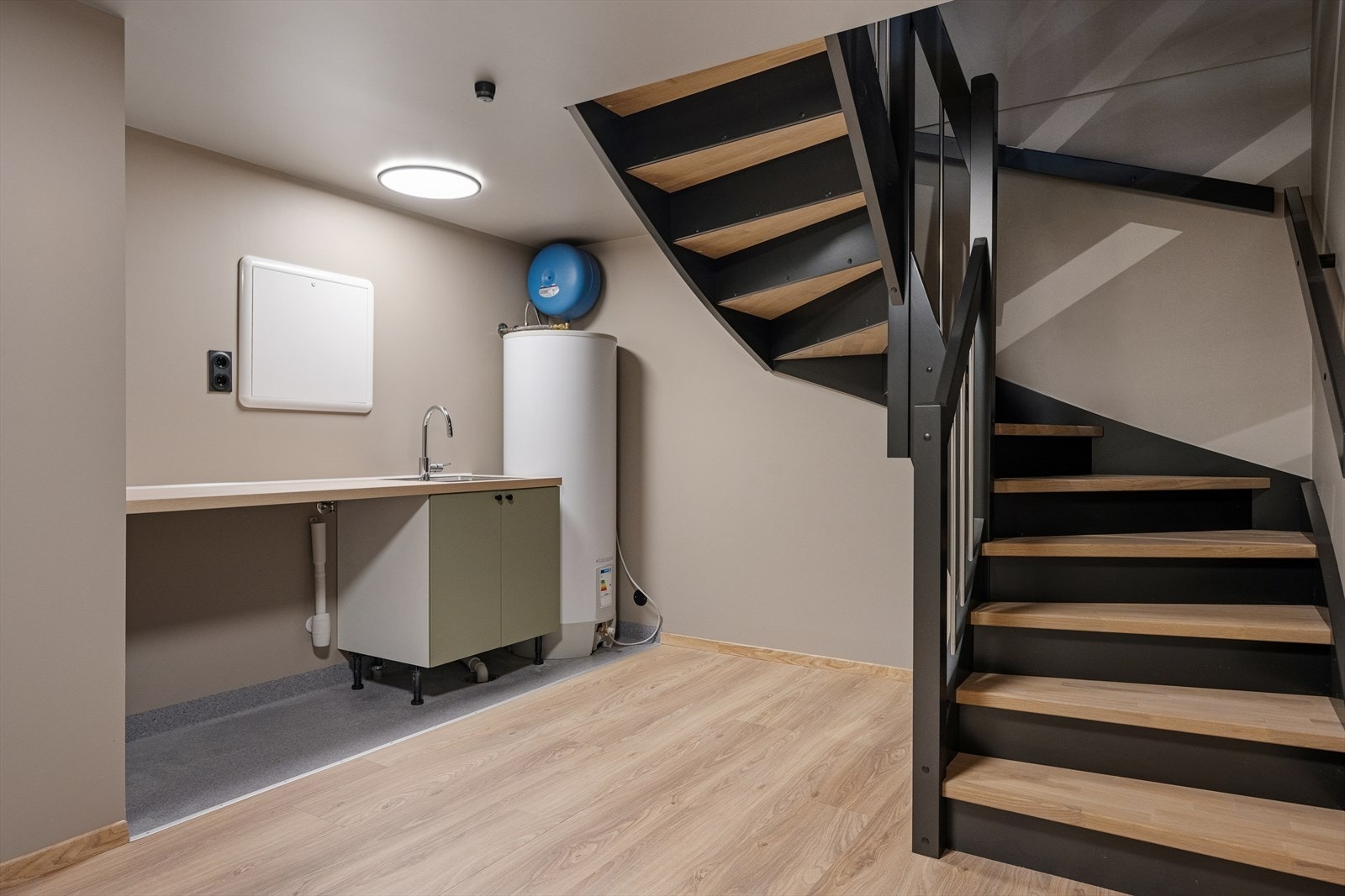 Trapperom og bod i underetasjen. Galleribilde