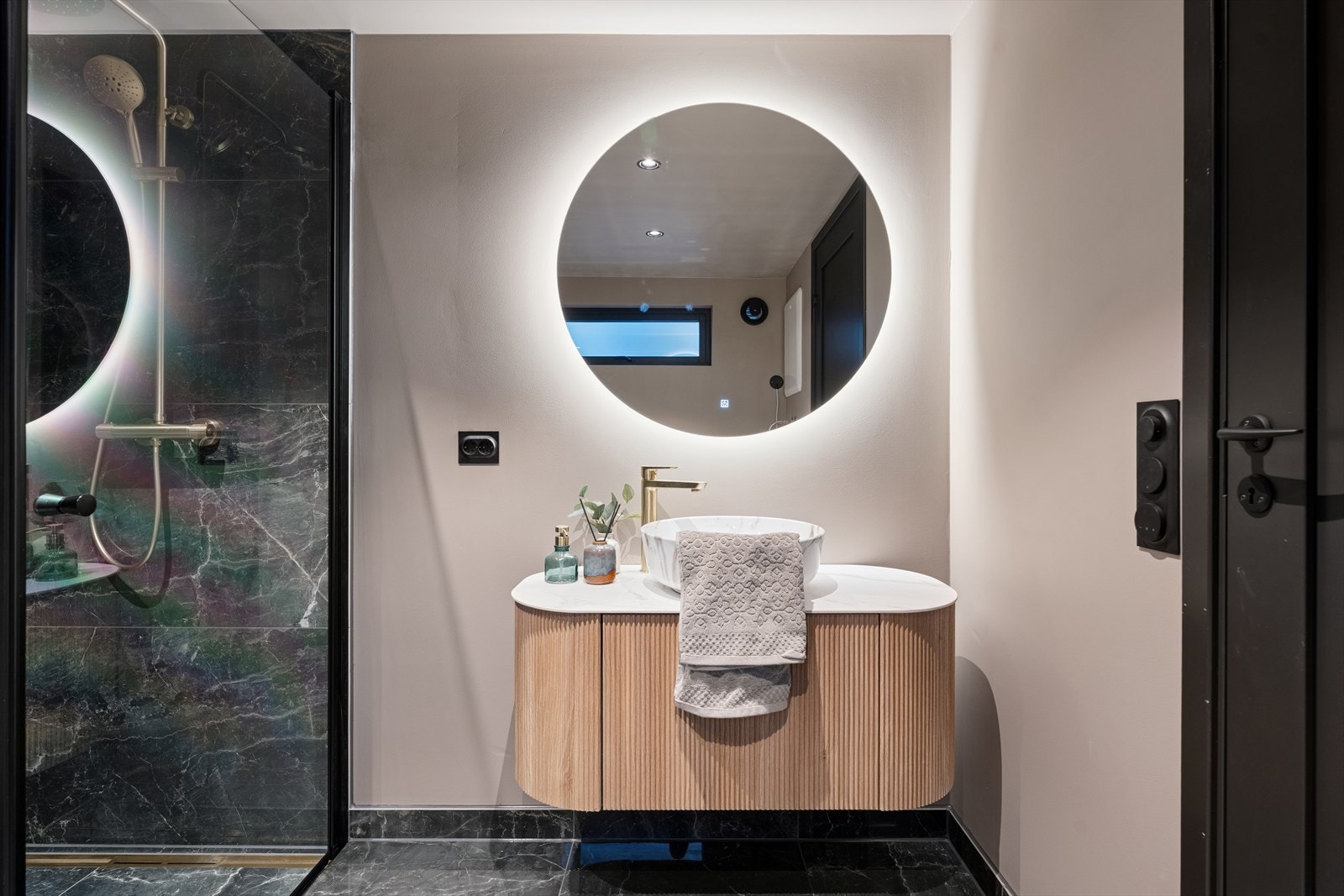 Rommet har fliser og malte plater på veggene, malt himling og flislagt gulv med elektriske varmekabler. Galleribilde