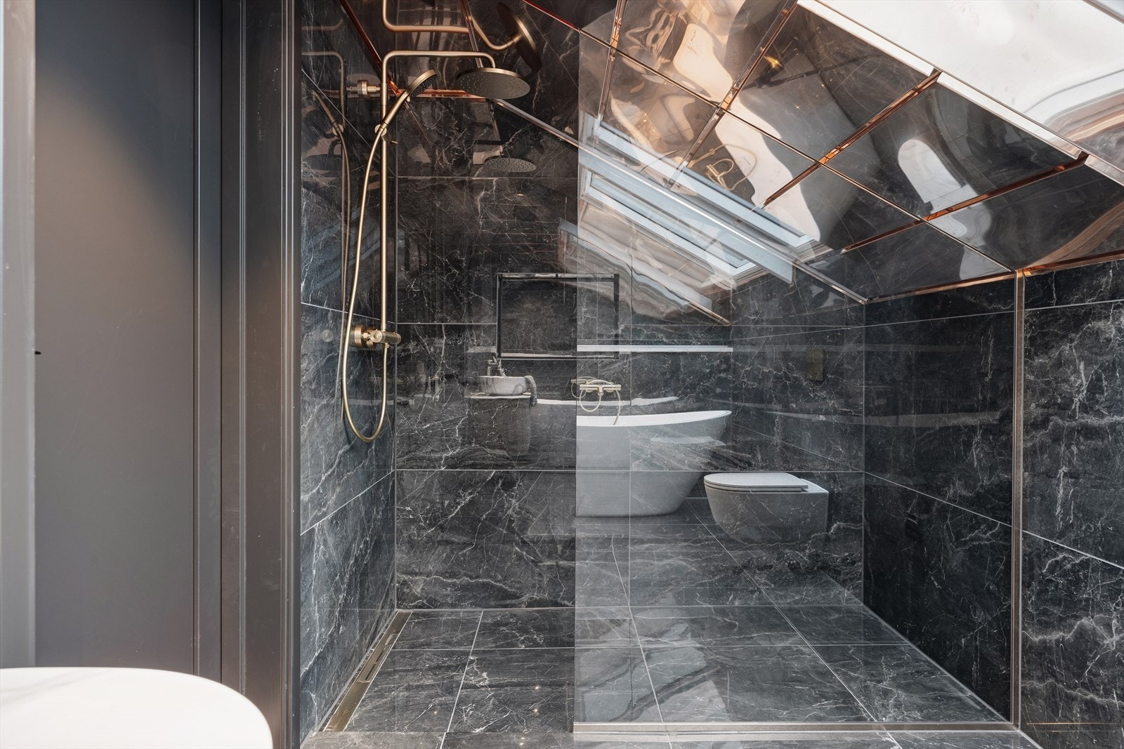 Gulvet er flislagt og har elektriske varmekabler for økt komfort. Galleribilde