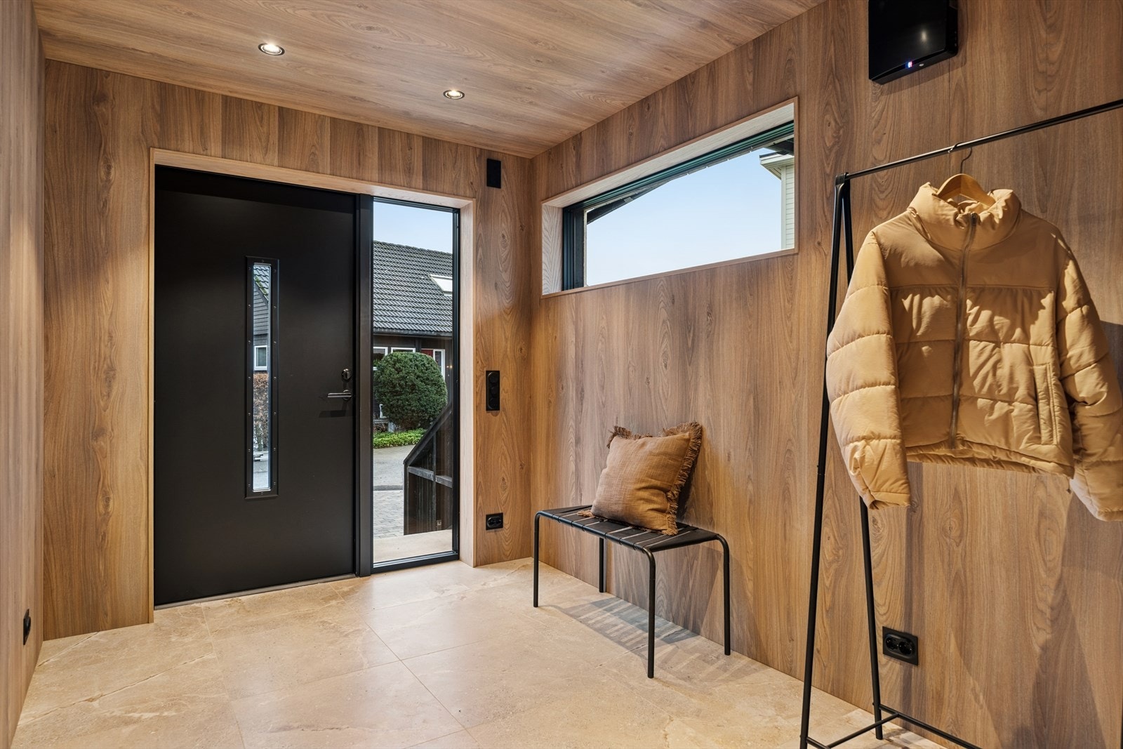 Velkommen inn - her blir du møtt av en romslig entre med god plass til garderobeløsning. Galleribilde