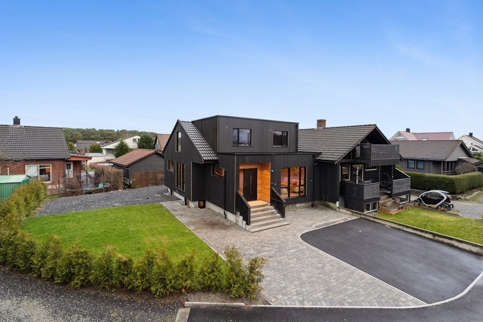 Sameiets består av to boligseksjoner. Hver seksjon har hver sin del med naturlig avdelt hage og innkjøring. Galleribilde