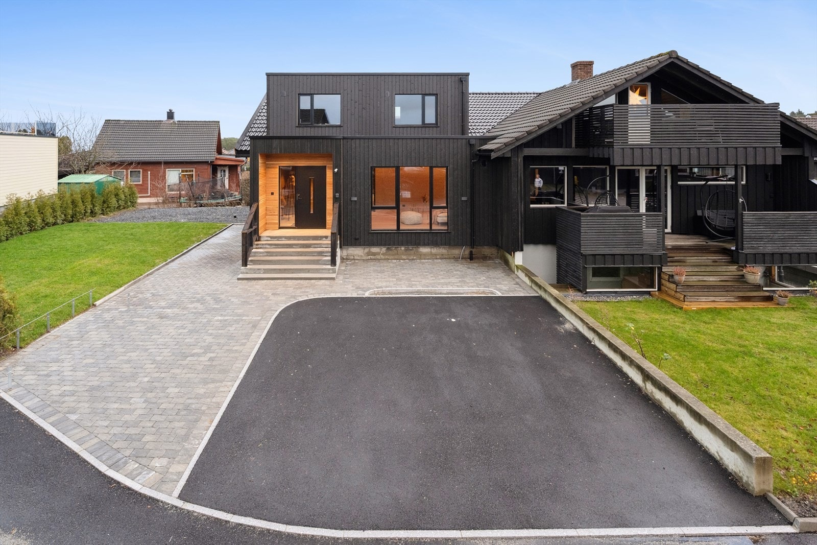 Asfaltert innkjøring med plass til flere biler. Galleribilde