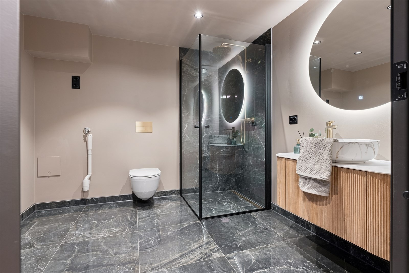 Dette kombinerte badet og vaskerommet ble renovert i 2025. Galleribilde