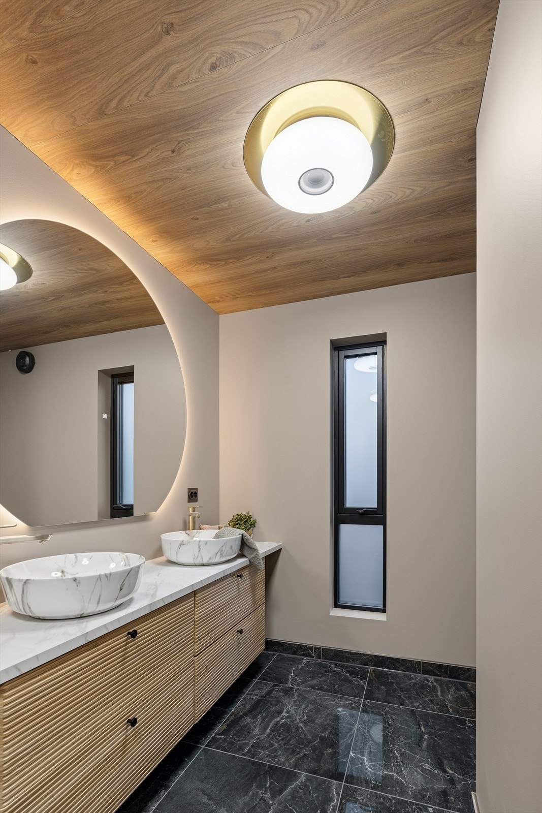 Badet i første etasje er fra 2025 og har delikate overflater med fliser og malte plater på veggene, samt flislagt gulv med elektriske varmekabler. Galleribilde