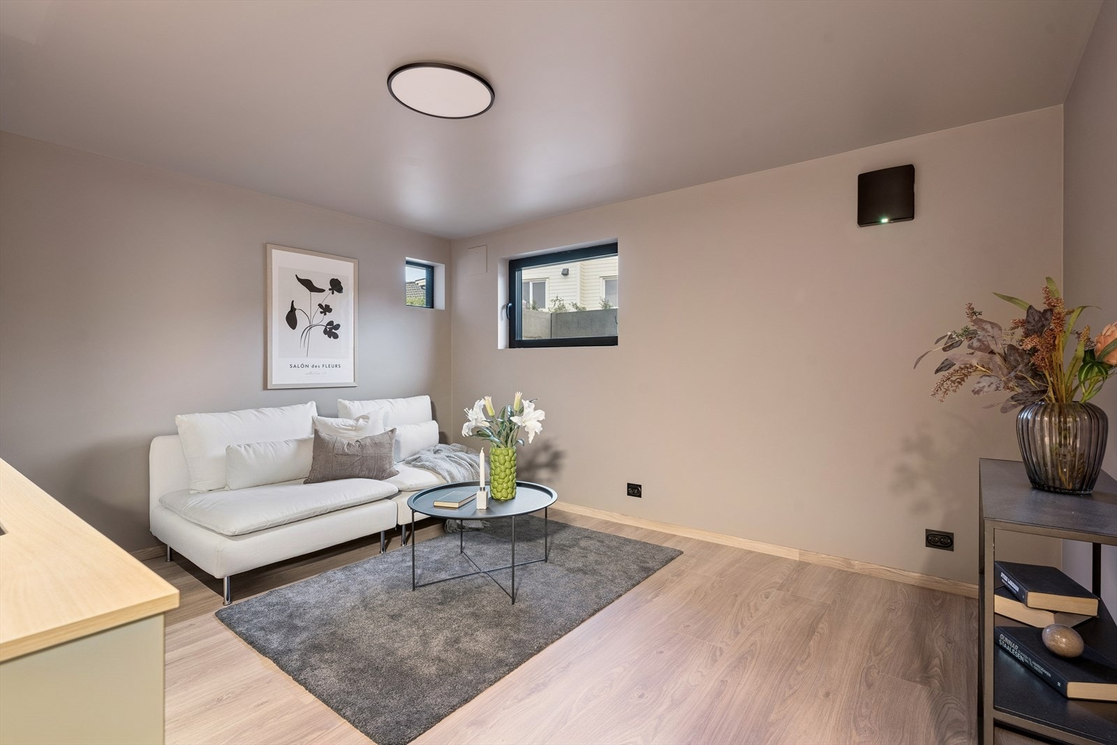 Hybelen har stue og kjøkken i åpen løsning. Galleribilde