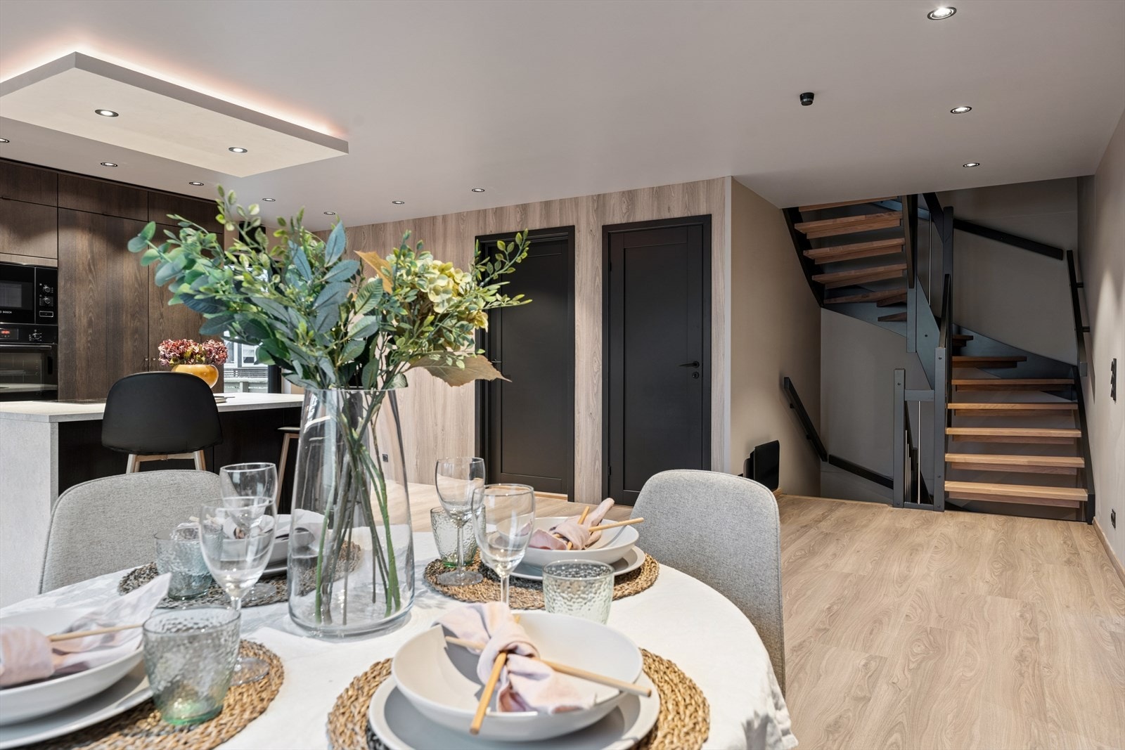 Kjøkken og spisestue med plass til langbord. Galleribilde