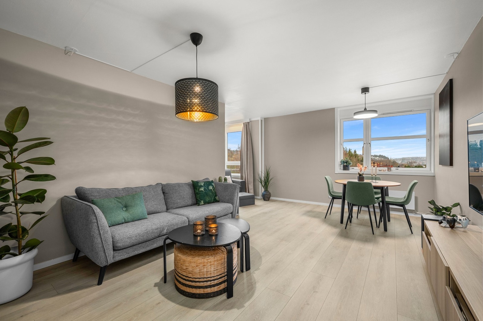 Stor og romslig stue på 24,7kvm med moderne farger og flott 1-stavs gulv Galleribilde