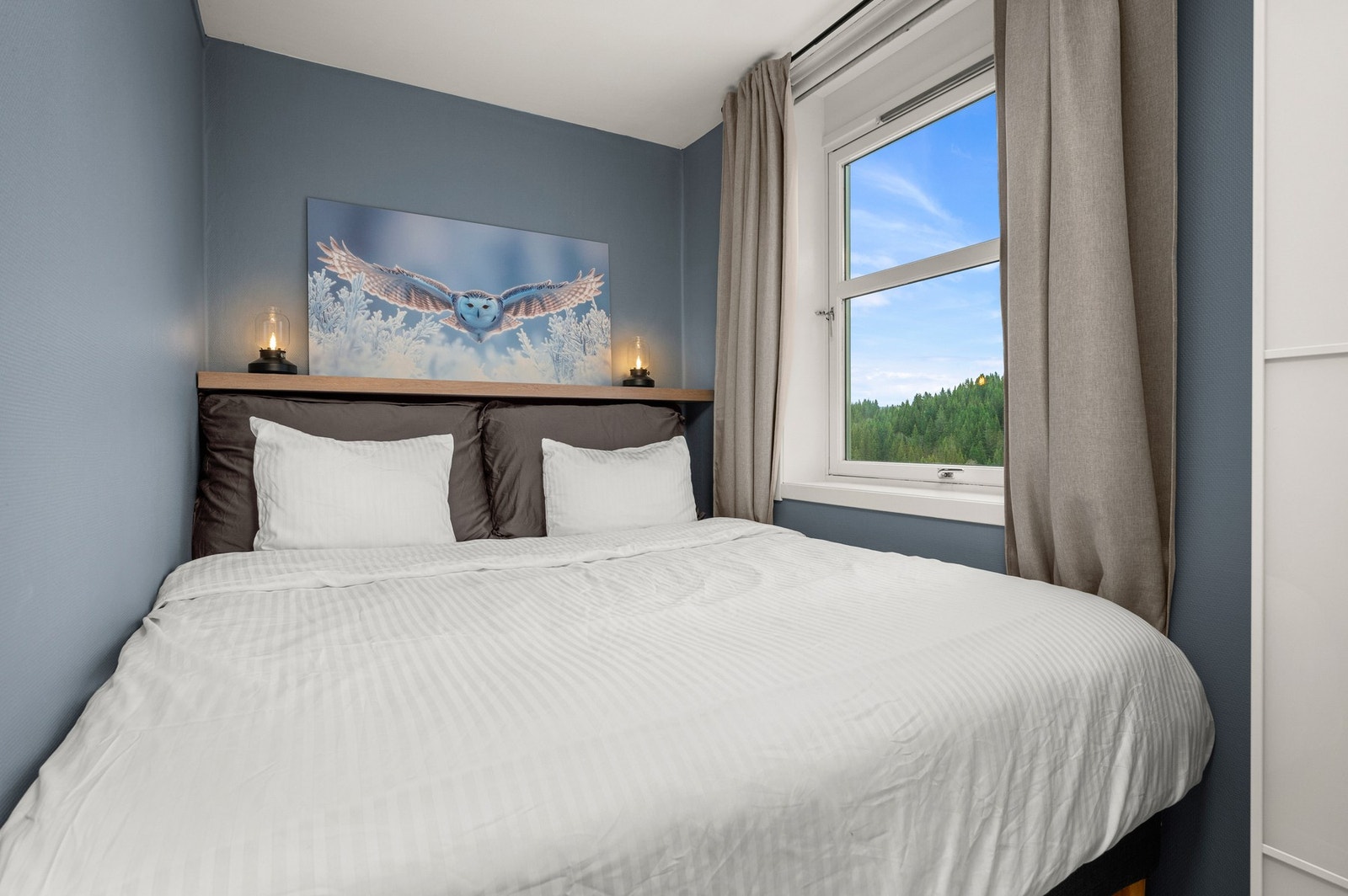 Soverom med plass til dobbeltseng og garderobeskap. Galleribilde