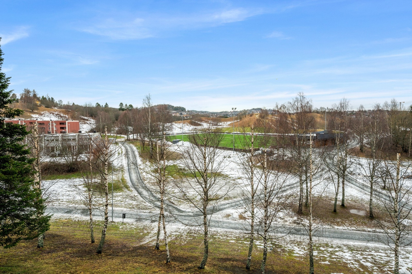 Nærområdet byr på flere fasiliteter som fotballbane, nærbutikk og flere lekeplasser Galleribilde