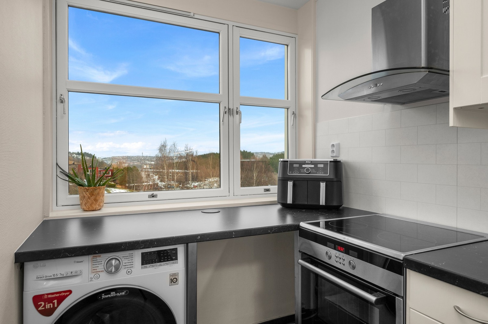 Stor benkeplass og mye kjøkkenskap på kjøkkenet gir gode muligheter for oppbevaring. Galleribilde