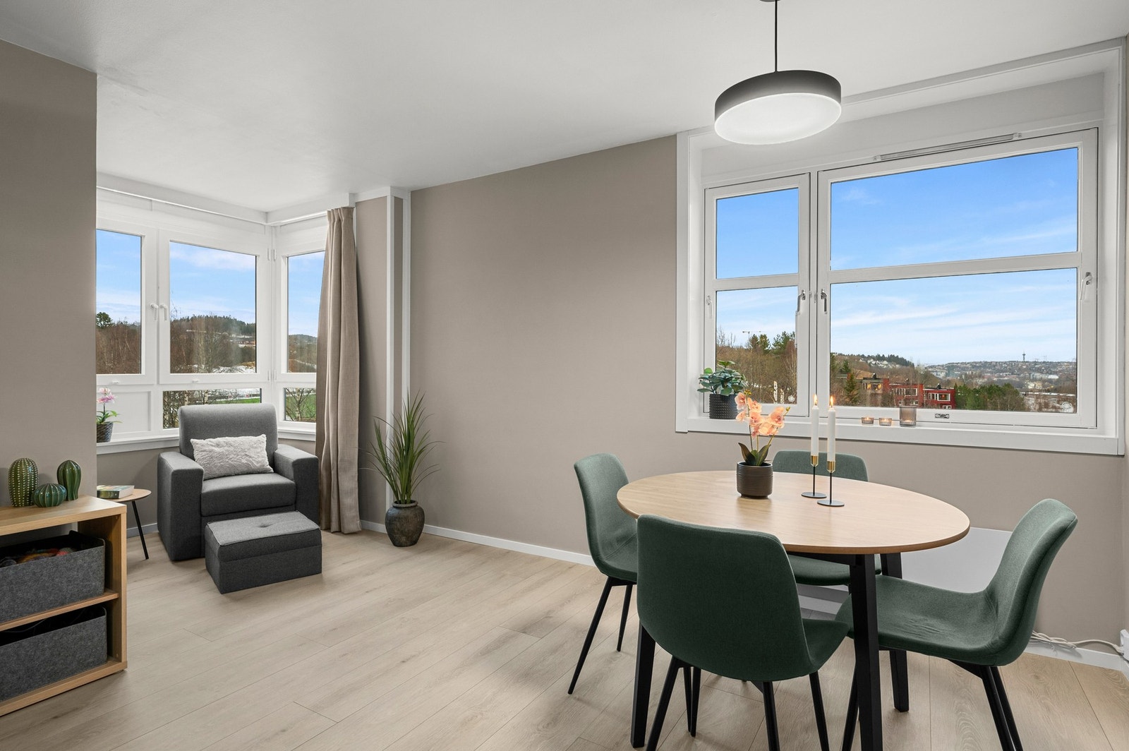 Stuens størrelse gir god plass til egen spisegruppe Galleribilde