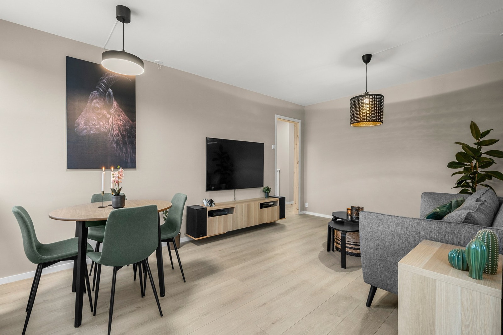 Stuen er romslig og gir muligheten til gode møbleringsløsninger Galleribilde