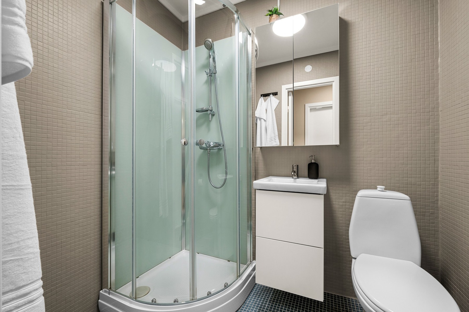 Flislagt bad med varmekabler og dusjkabinett. Galleribilde