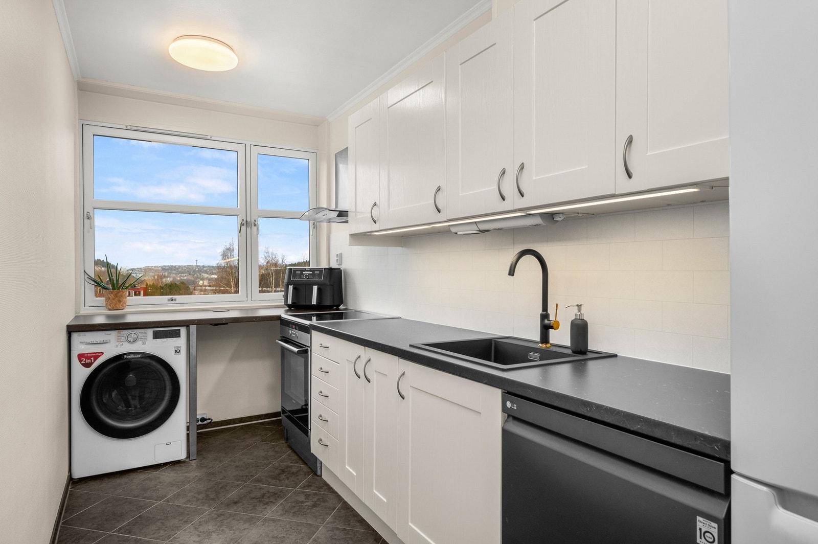 Kjøkkenet er modernisert i senere tid med folierte fronter, ny benkeplate, nytt blandebatteri og servant Galleribilde