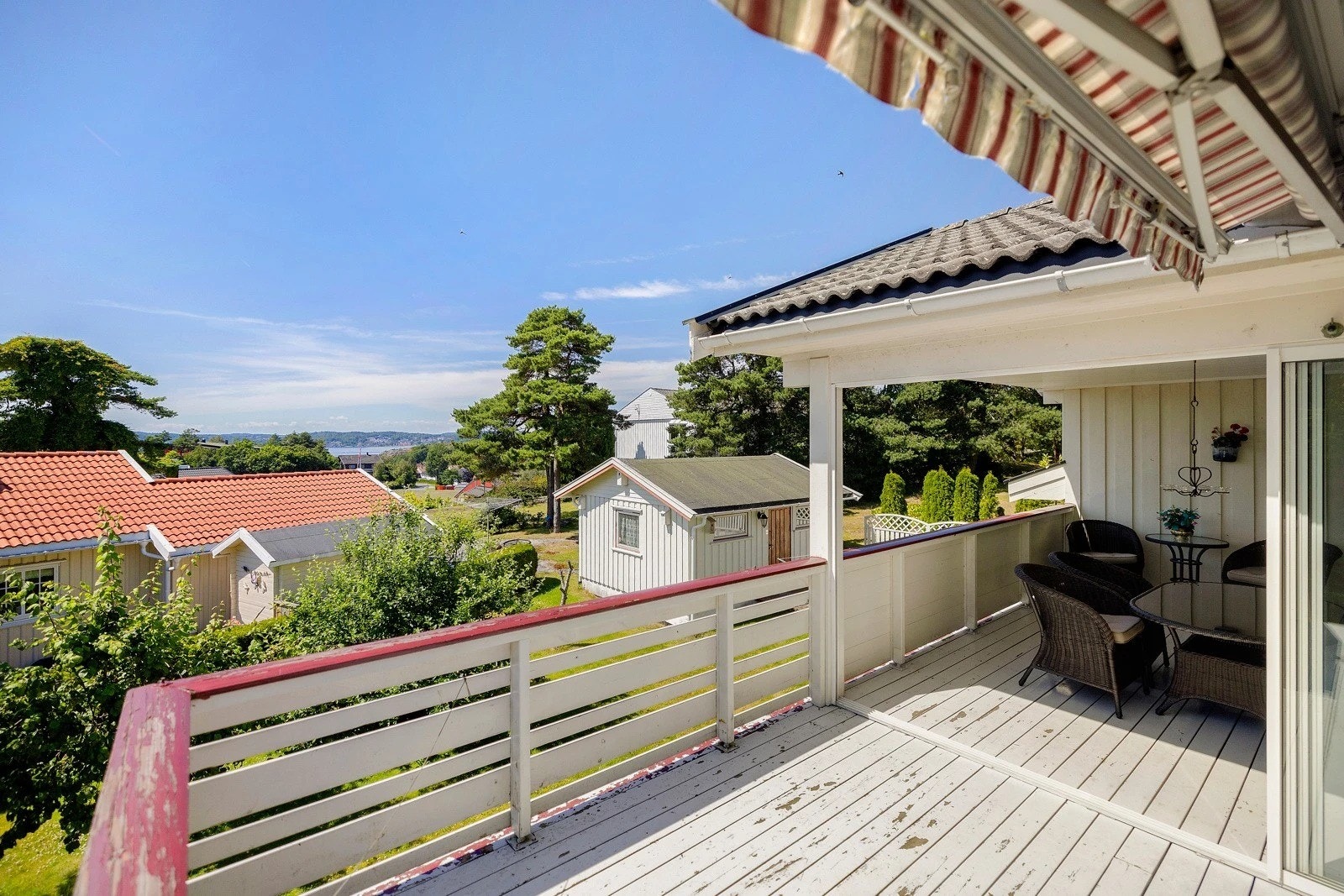 Utsikt til sjøen fra verandaen Galleribilde