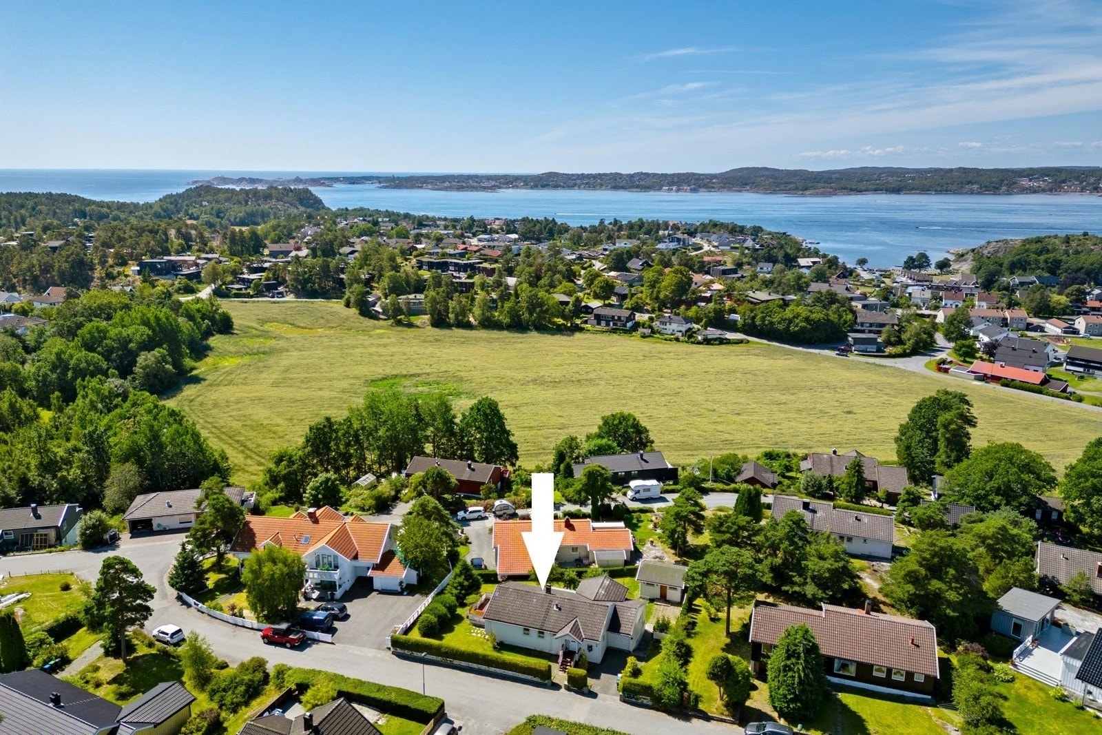 Oversikt bilde over boligfeltet og huset Galleribilde