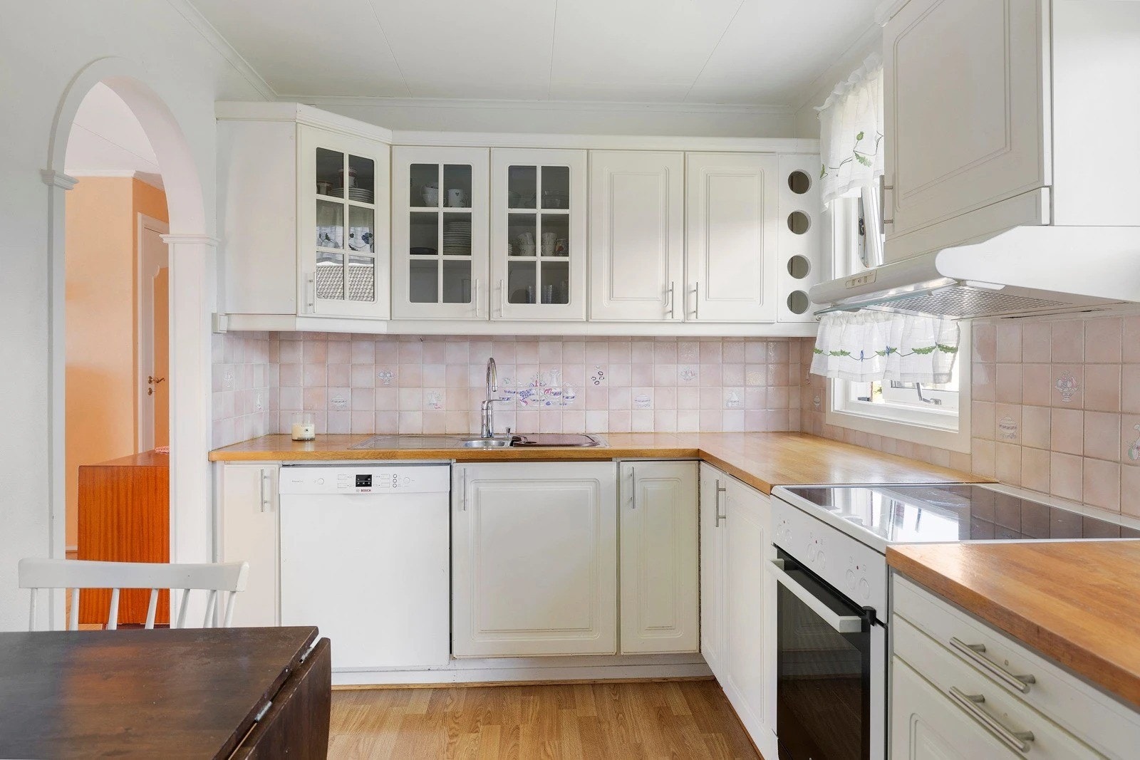 Kjøkken med spisebord Galleribilde