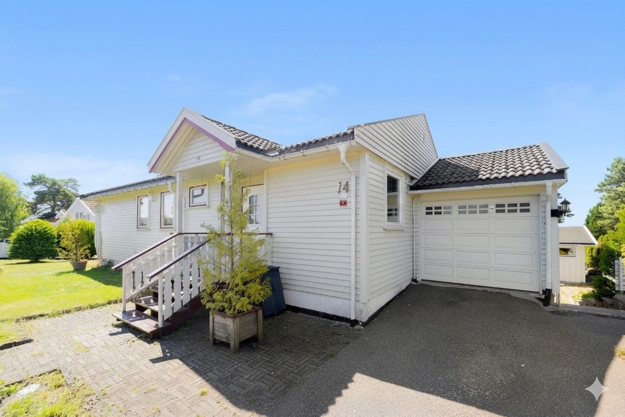 Frontparti med inngang og garasje. Oppstillingsplass foran garasjen Galleribilde