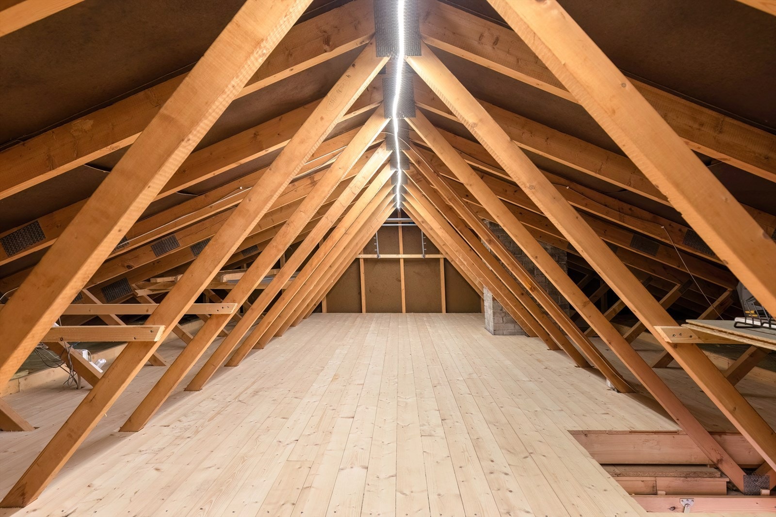 Godt med lagringsmuligheter på loft Galleribilde