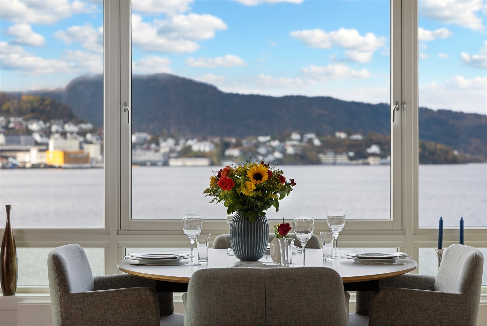 Praktfull utsikt mot byfjorden, Laksevåg og byfjellene. Galleribilde