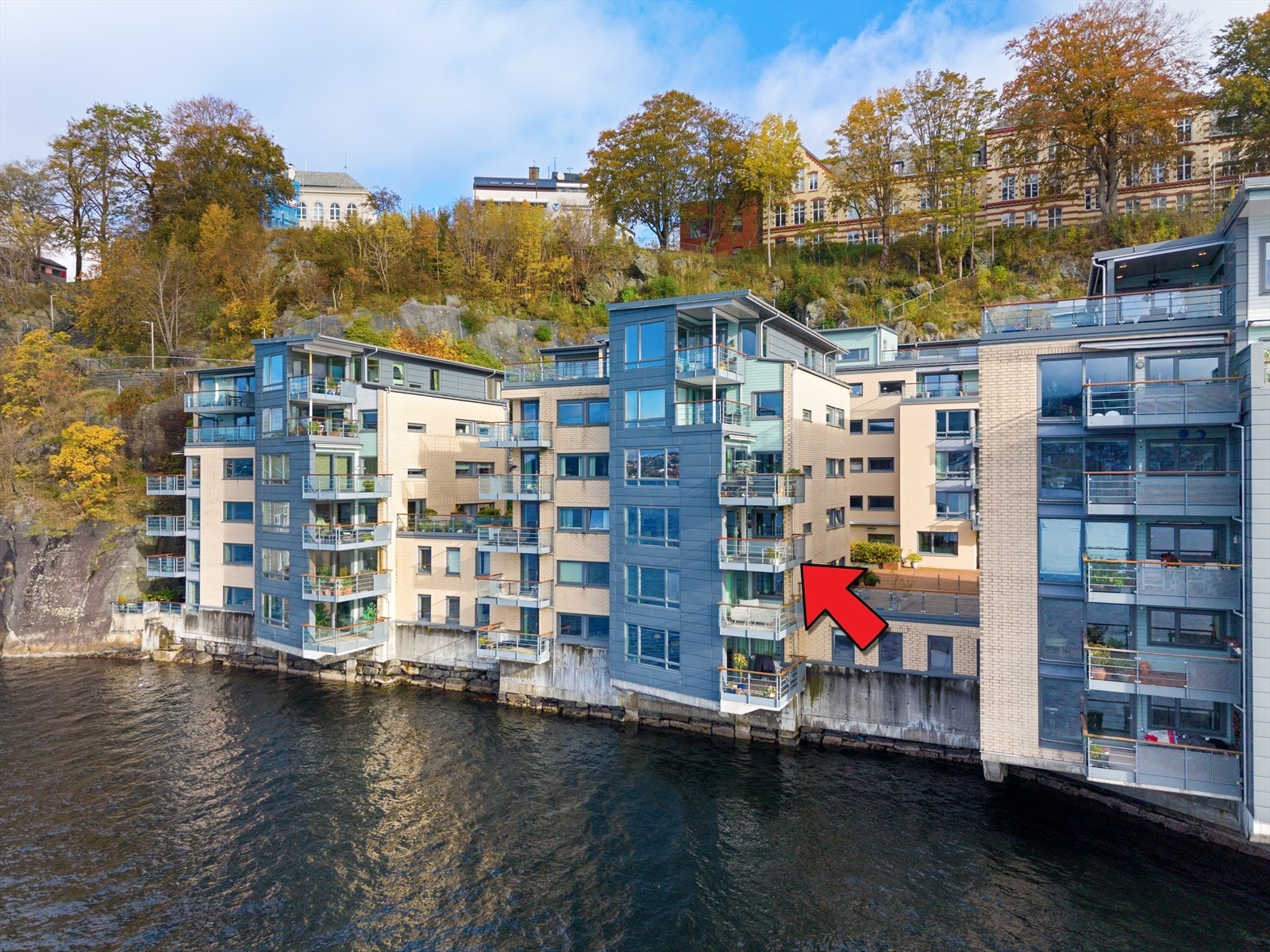 Beliggende helt i sjøkanten. Ingen brygge eller kai i forkant av bygget. Galleribilde
