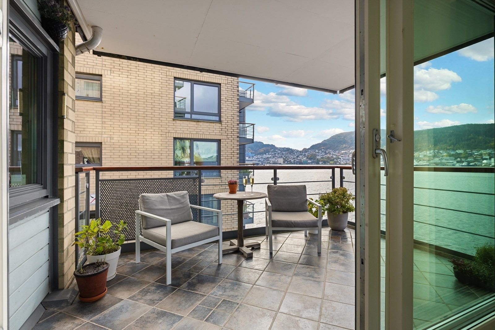 Overbygget balkongen gir en forlenget bruks-sesong. Galleribilde