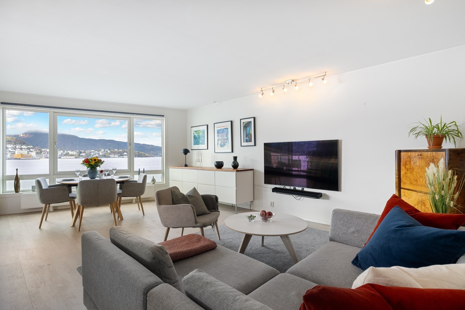 Stuen har god plass til valgfri møblering. Galleribilde