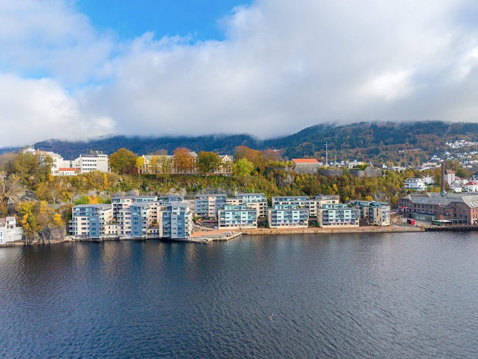 Bygningen ligger helt i ende av en blindvei uten trafikk. Kort gangavstand til byens fasiliteter. Galleribilde